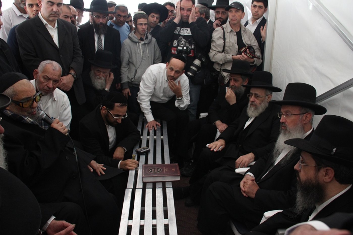 גלרית ענק: אלפים ובראשם גדולי ישראל בניחום אבלים בבית הגר"ע יוסף זצוק"ל