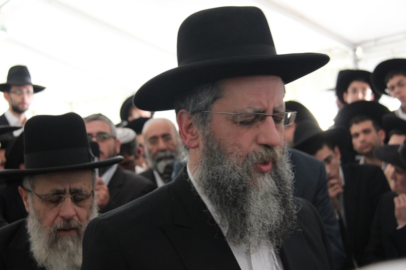 גלרית ענק: אלפים ובראשם גדולי ישראל בניחום אבלים בבית הגר"ע יוסף זצוק"ל
