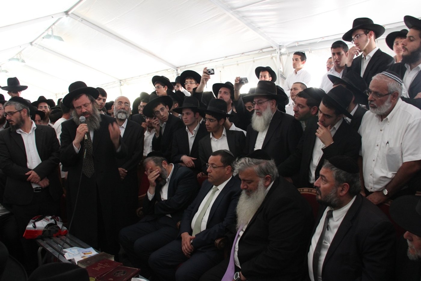 גלרית ענק: אלפים ובראשם גדולי ישראל בניחום אבלים בבית הגר"ע יוסף זצוק"ל