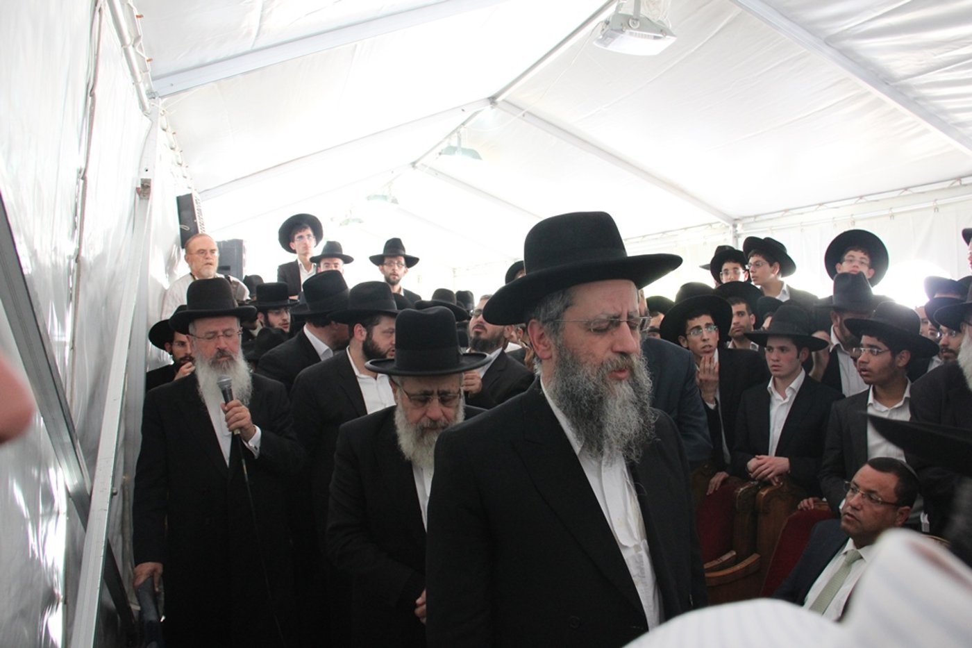 גלרית ענק: אלפים ובראשם גדולי ישראל בניחום אבלים בבית הגר"ע יוסף זצוק"ל