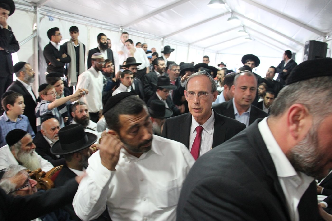 גלרית ענק: אלפים ובראשם גדולי ישראל בניחום אבלים בבית הגר"ע יוסף זצוק"ל
