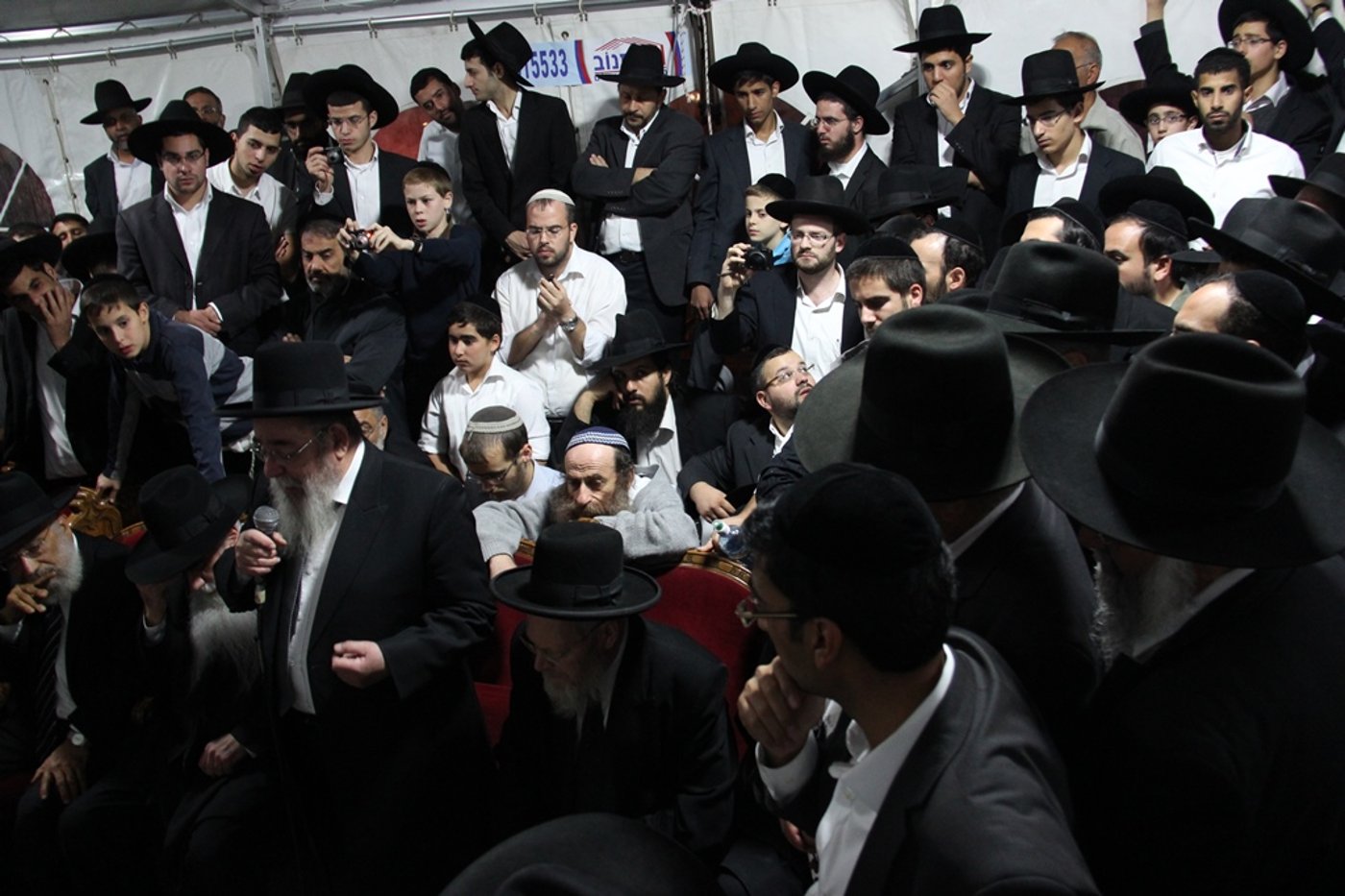 גלרית ענק: אלפים ובראשם גדולי ישראל בניחום אבלים בבית הגר"ע יוסף זצוק"ל