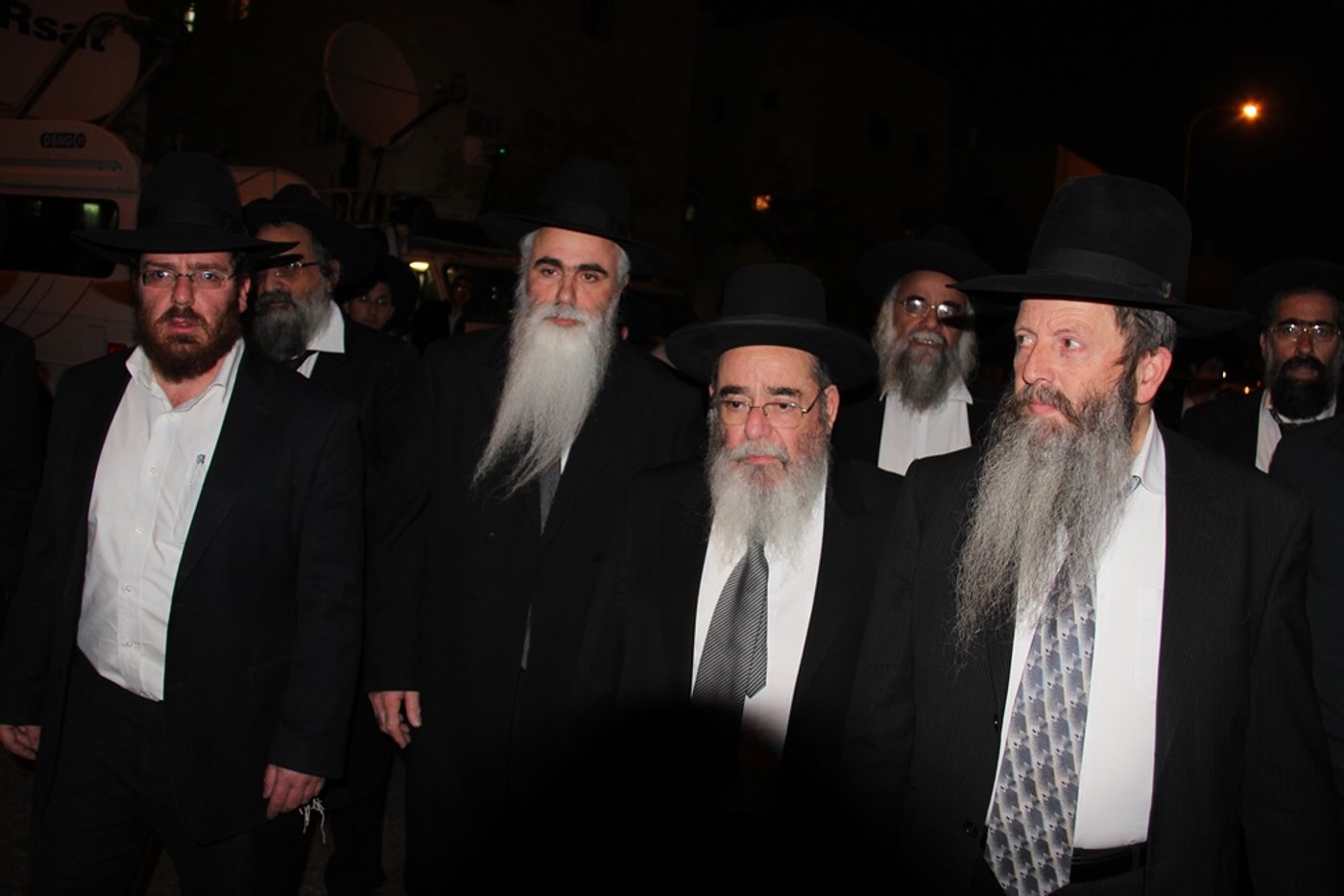 גלרית ענק: אלפים ובראשם גדולי ישראל בניחום אבלים בבית הגר"ע יוסף זצוק"ל