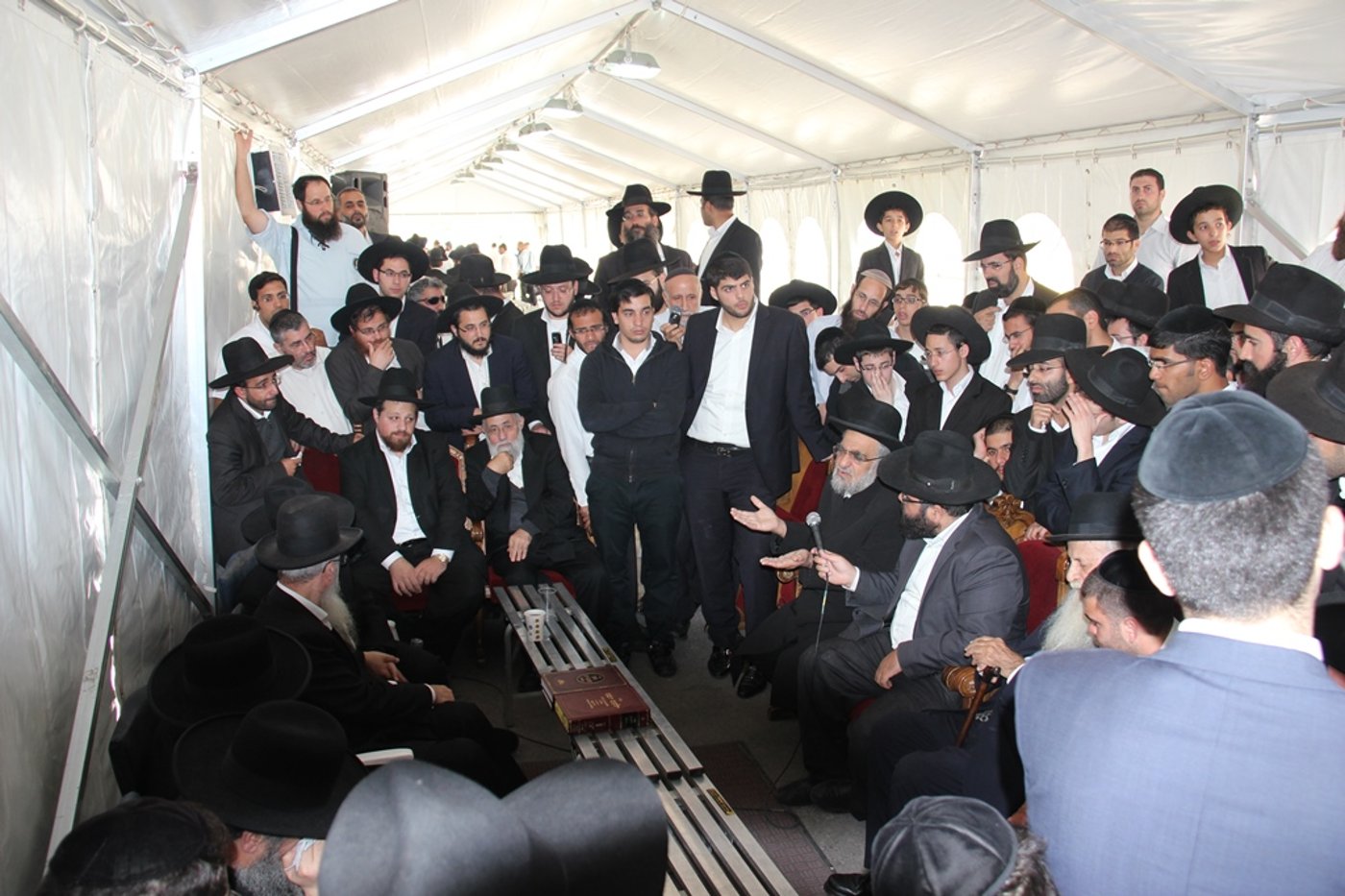 גלרית ענק: אלפים ובראשם גדולי ישראל בניחום אבלים בבית הגר"ע יוסף זצוק"ל