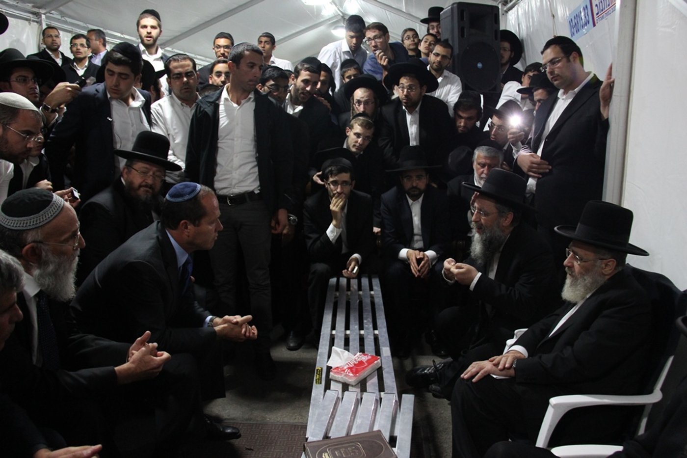 גלרית ענק: אלפים ובראשם גדולי ישראל בניחום אבלים בבית הגר"ע יוסף זצוק"ל
