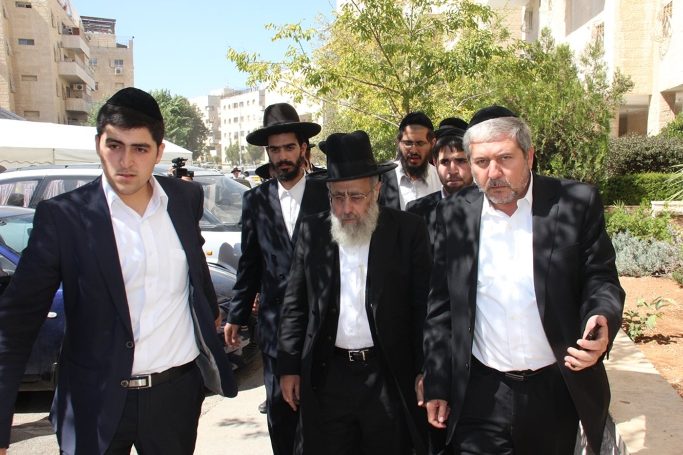 גלרית ענק: אלפים ובראשם גדולי ישראל בניחום אבלים בבית הגר"ע יוסף זצוק"ל