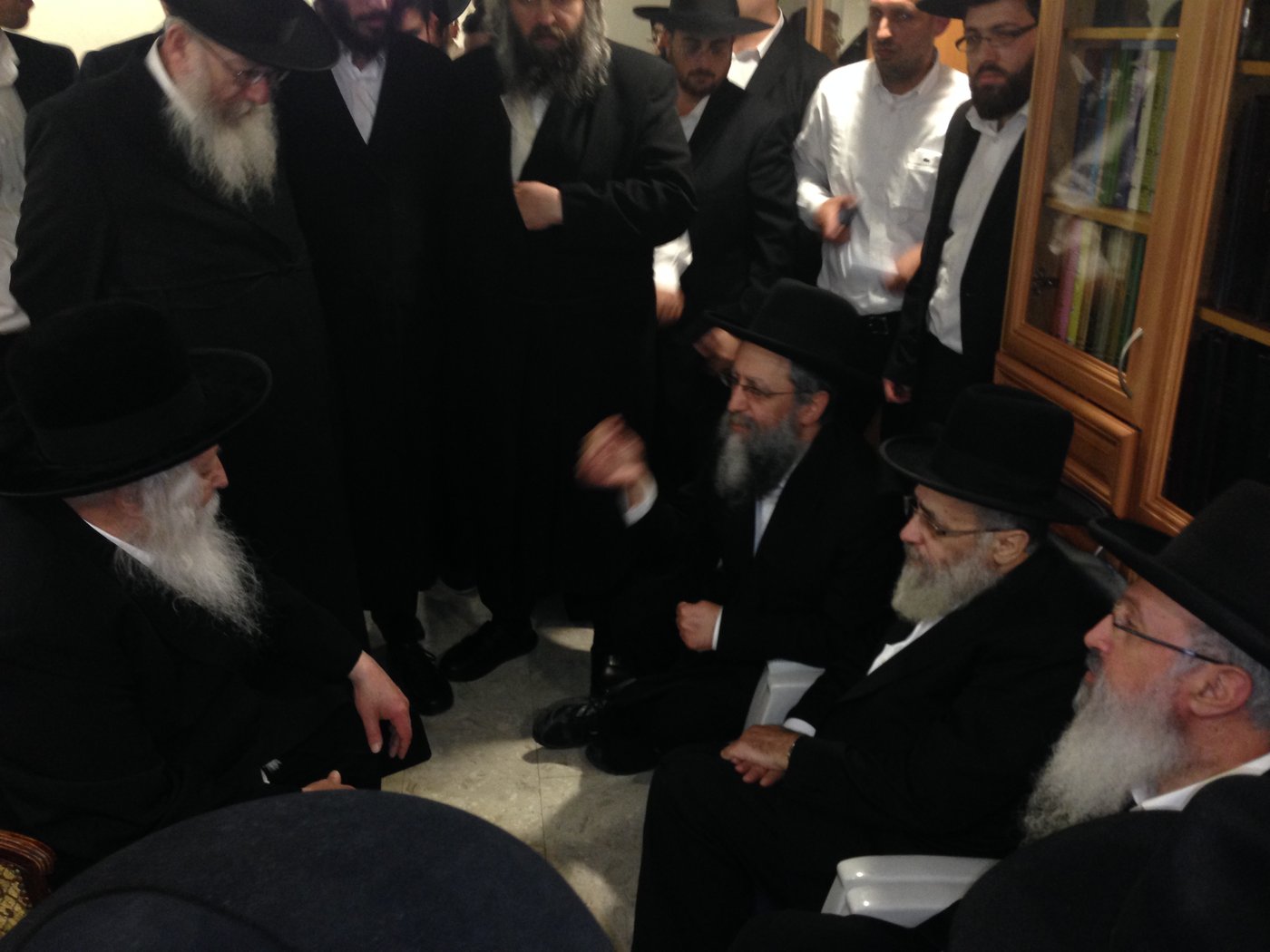 צפו בתיעוד: הרבי מגור מנחם את בני מרן הרב עובדיה יוסף