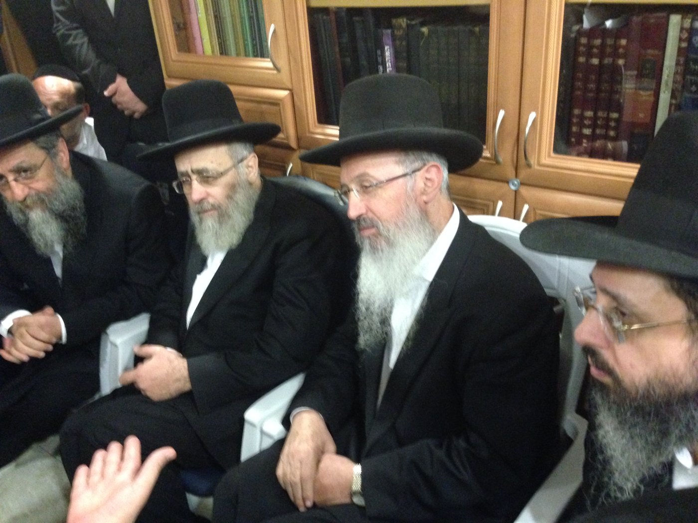 צפו בתיעוד: הרבי מגור מנחם את בני מרן הרב עובדיה יוסף