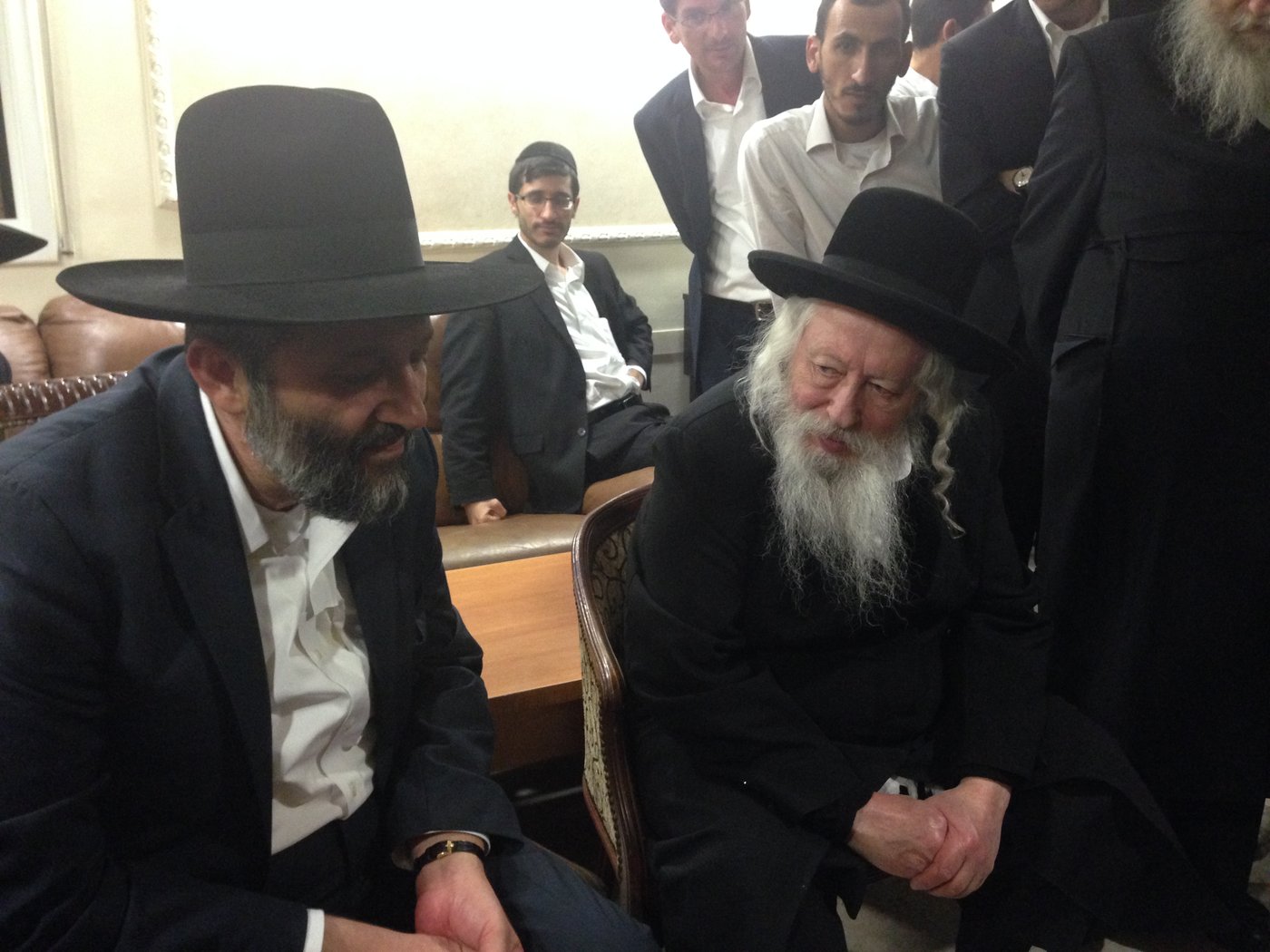 צפו בתיעוד: הרבי מגור מנחם את בני מרן הרב עובדיה יוסף