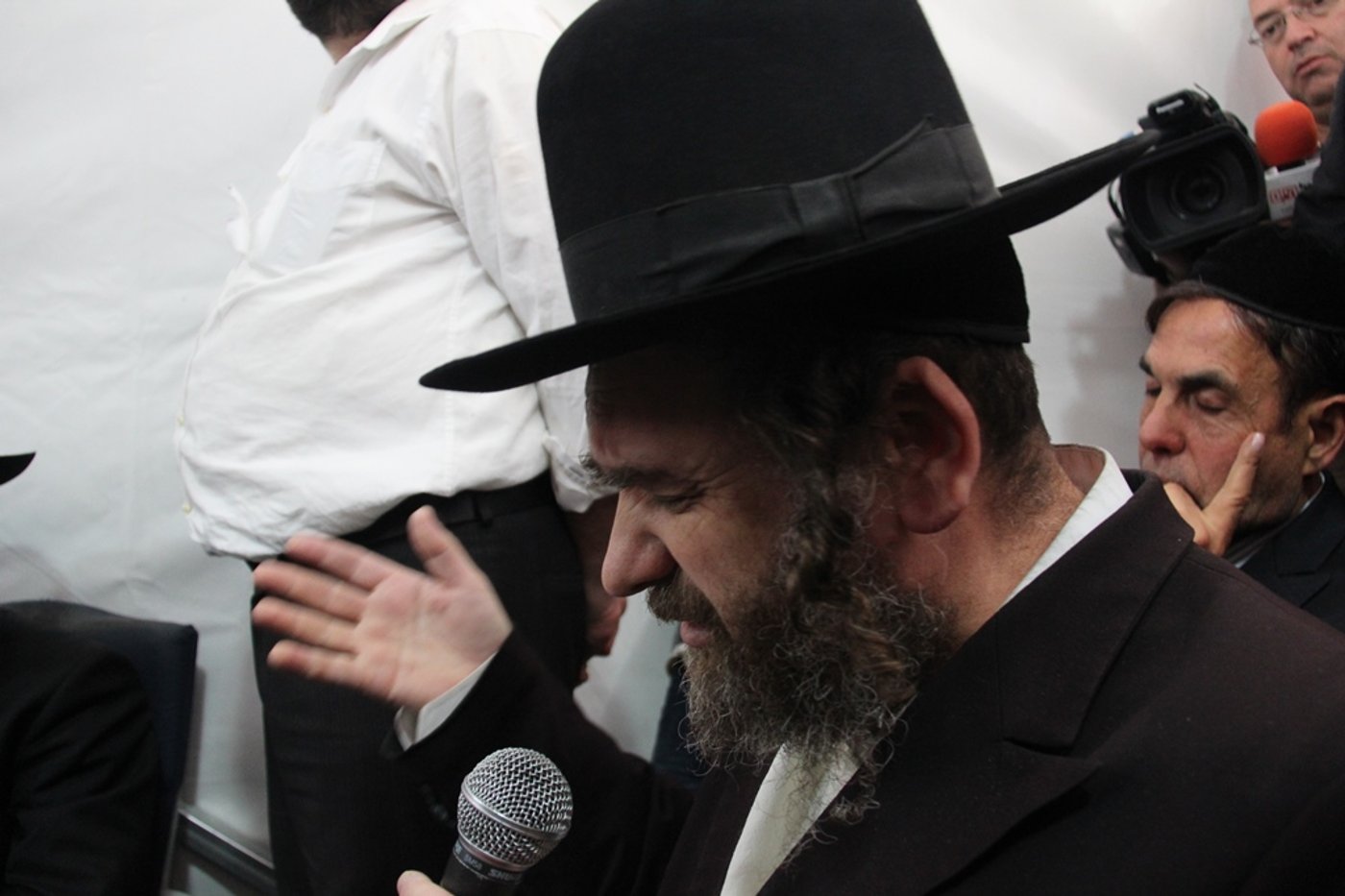 צפו: רבנים, אדמו"רים ואישי ציבור מנחמים בבית משפחת הרב עובדיה