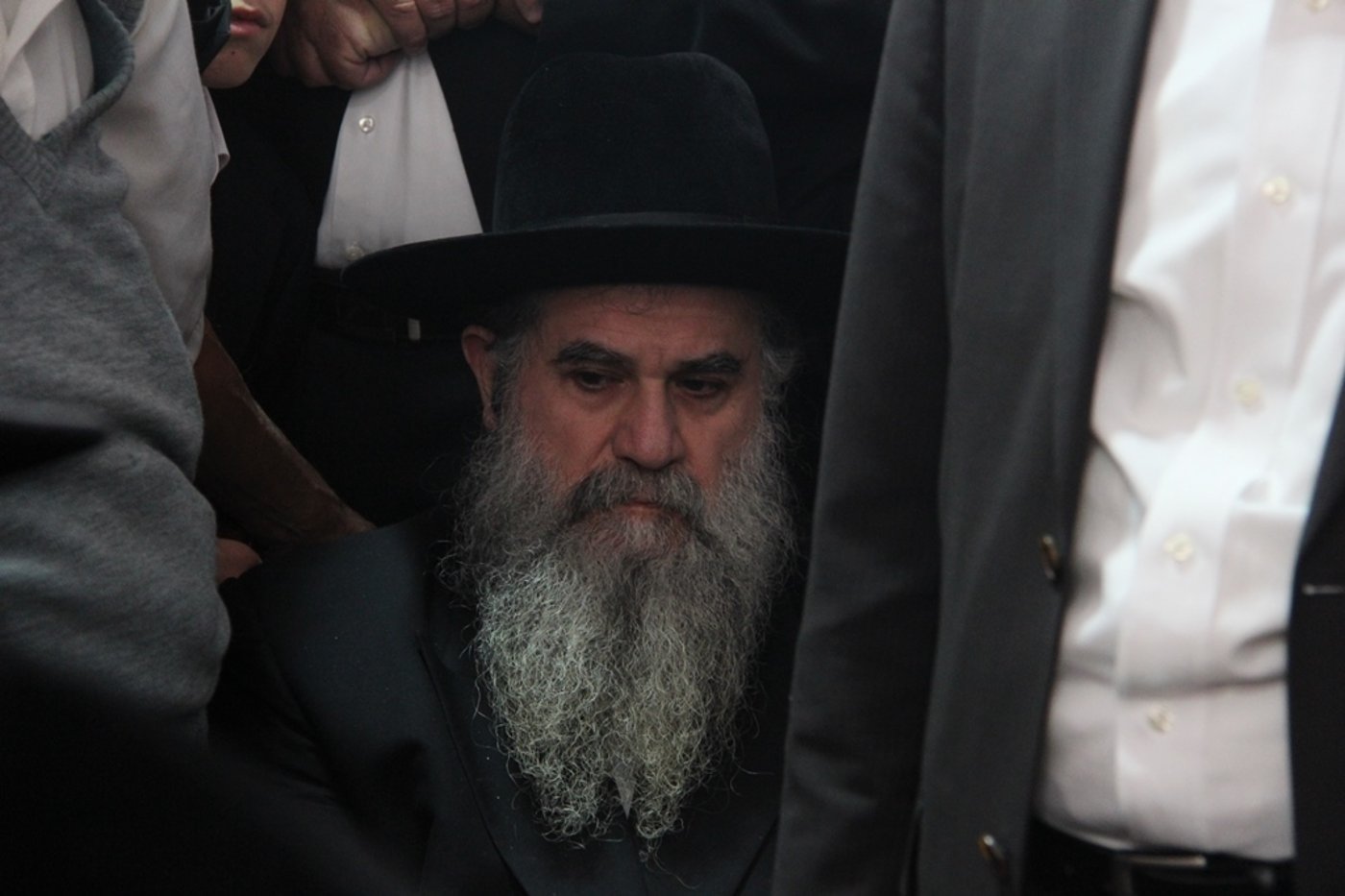 צפו: רבנים, אדמו"רים ואישי ציבור מנחמים בבית משפחת הרב עובדיה