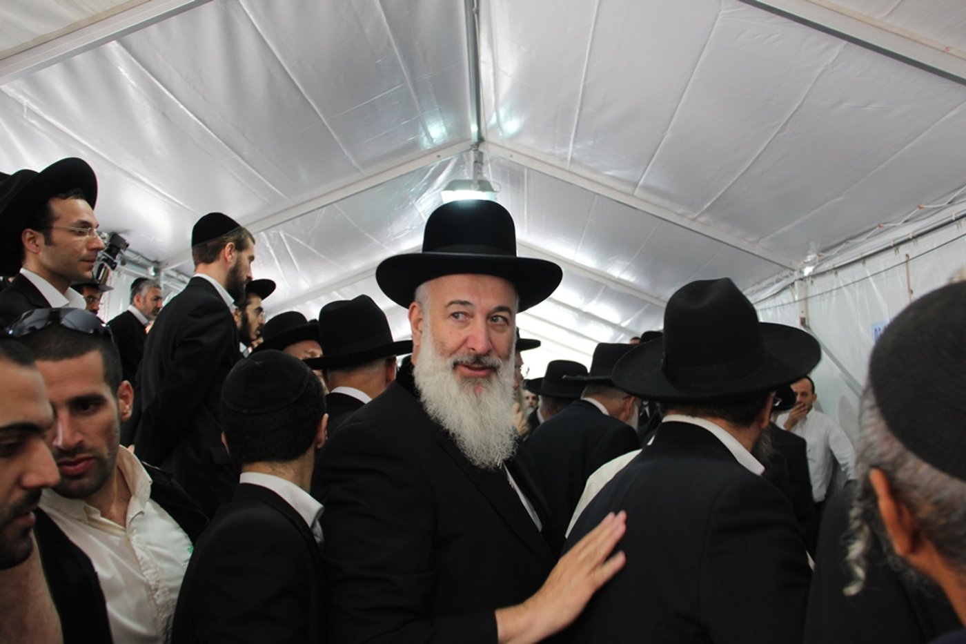 צפו: רבנים, אדמו"רים ואישי ציבור מנחמים בבית משפחת הרב עובדיה