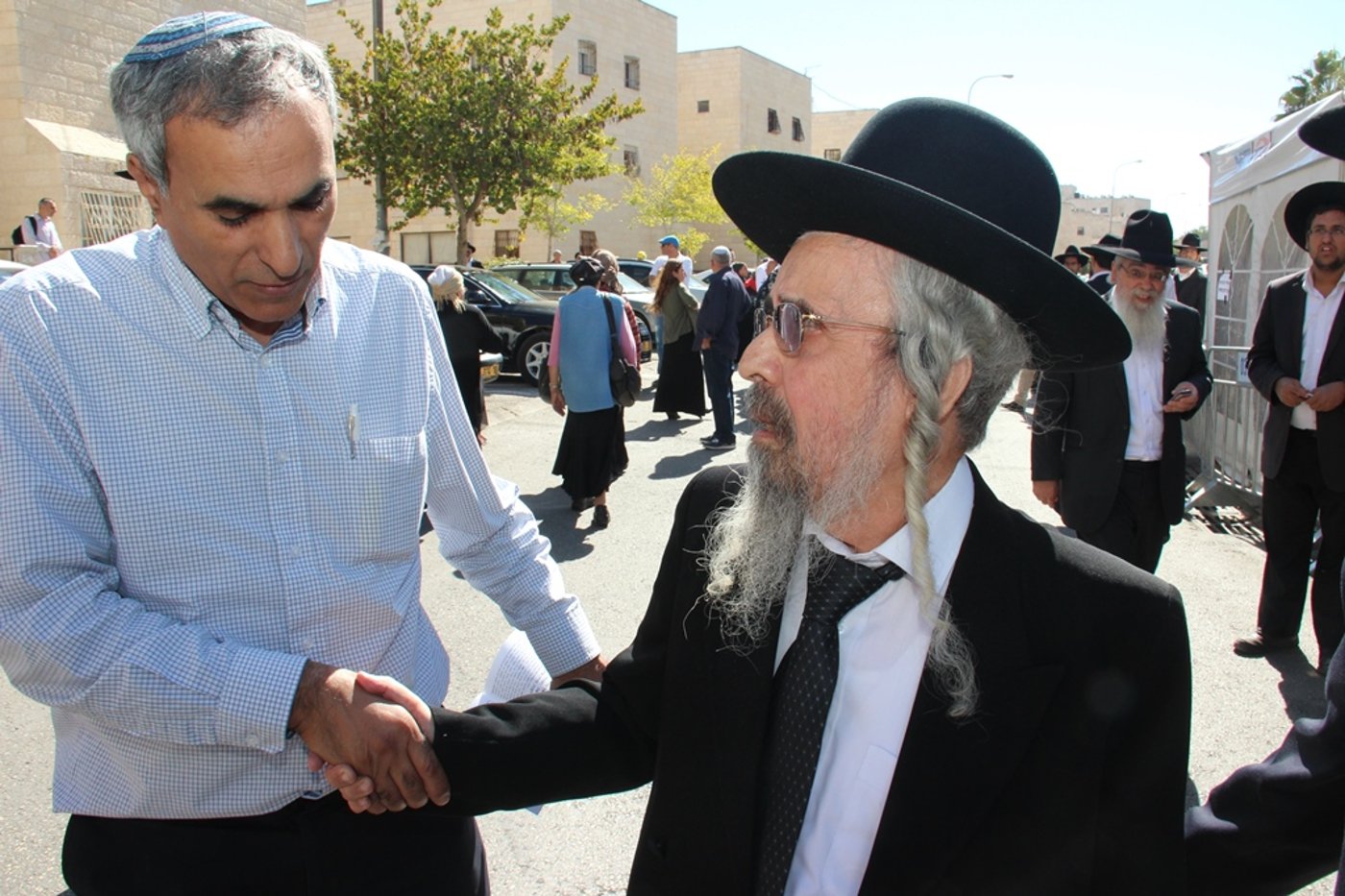 צפו: רבנים, אדמו"רים ואישי ציבור מנחמים בבית משפחת הרב עובדיה