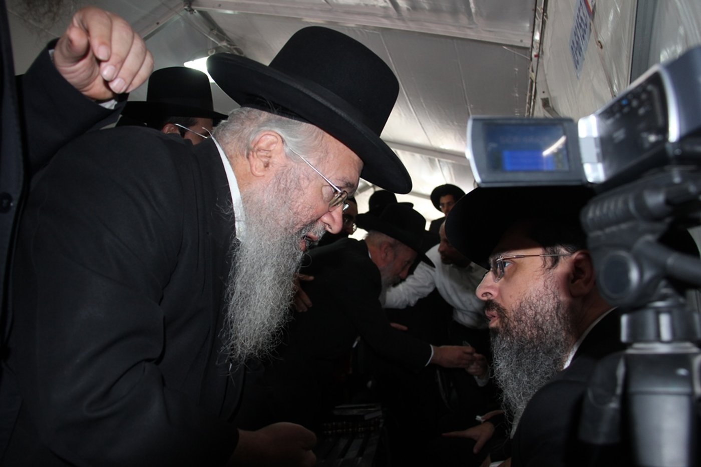 צפו: רבנים, אדמו"רים ואישי ציבור מנחמים בבית משפחת הרב עובדיה