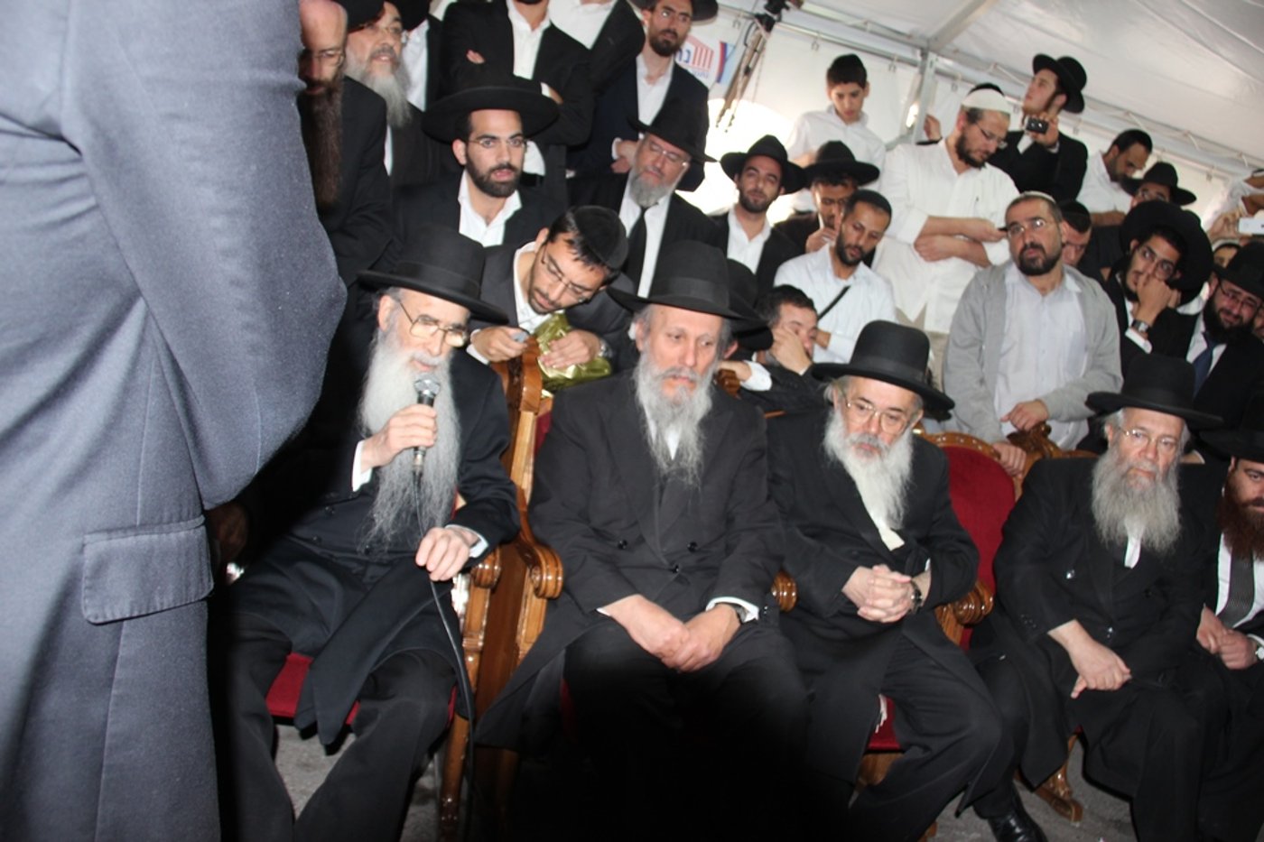 צפו: רבנים, אדמו"רים ואישי ציבור מנחמים בבית משפחת הרב עובדיה