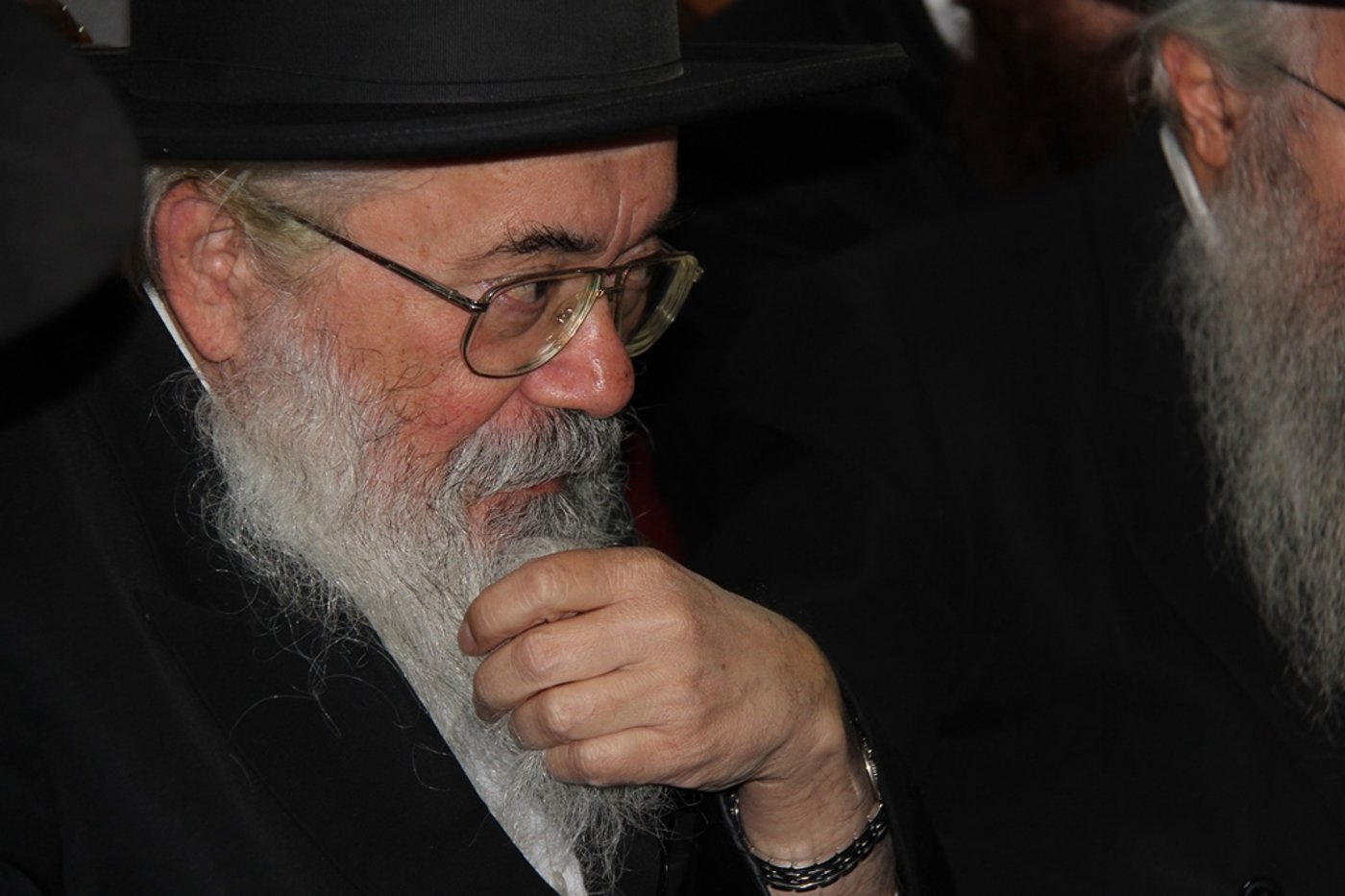 צפו: רבנים, אדמו"רים ואישי ציבור מנחמים בבית משפחת הרב עובדיה
