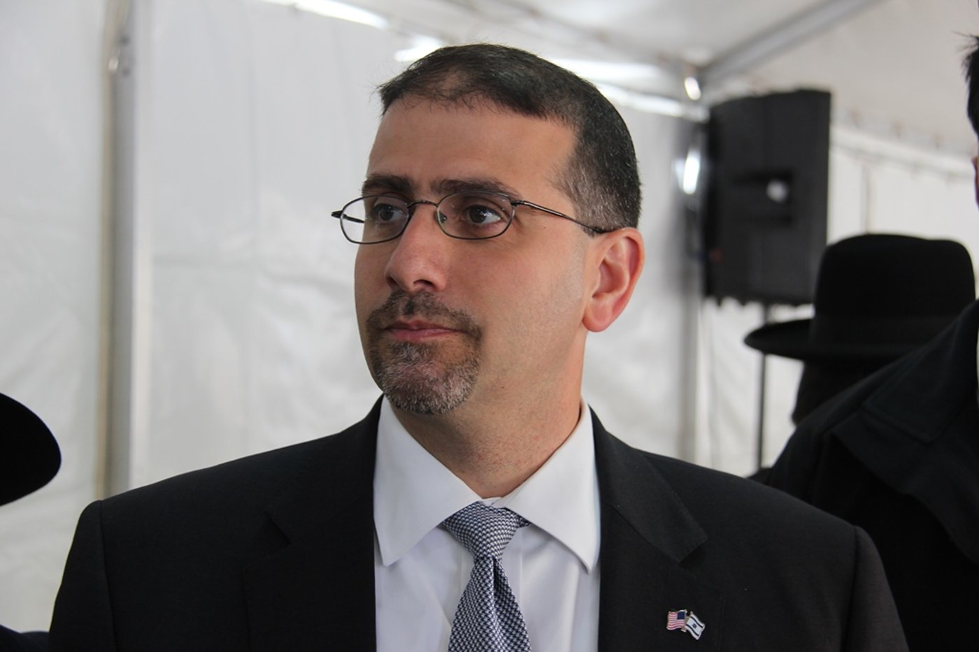 צפו: רבנים, אדמו"רים ואישי ציבור מנחמים בבית משפחת הרב עובדיה
