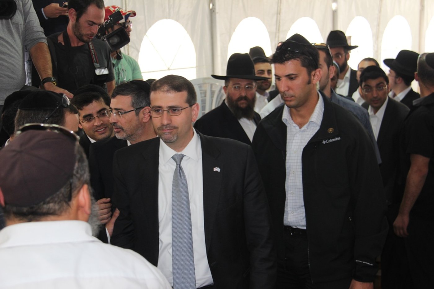 צפו: רבנים, אדמו"רים ואישי ציבור מנחמים בבית משפחת הרב עובדיה