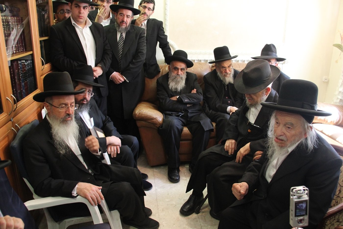 צפו: רבנים, אדמו"רים ואישי ציבור מנחמים בבית משפחת הרב עובדיה