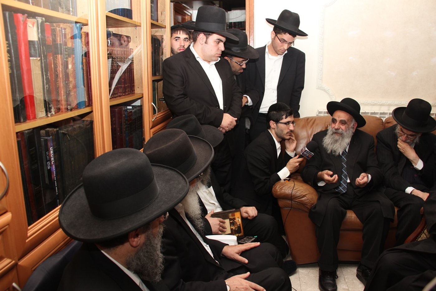 צפו: רבנים, אדמו"רים ואישי ציבור מנחמים בבית משפחת הרב עובדיה