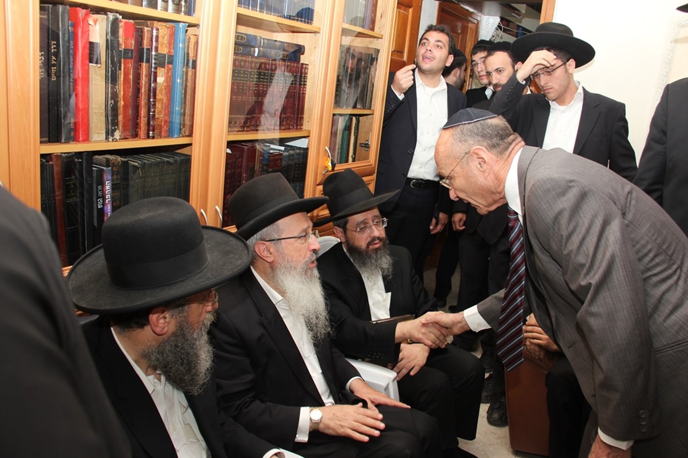 צפו: רבנים, אדמו"רים ואישי ציבור מנחמים בבית משפחת הרב עובדיה