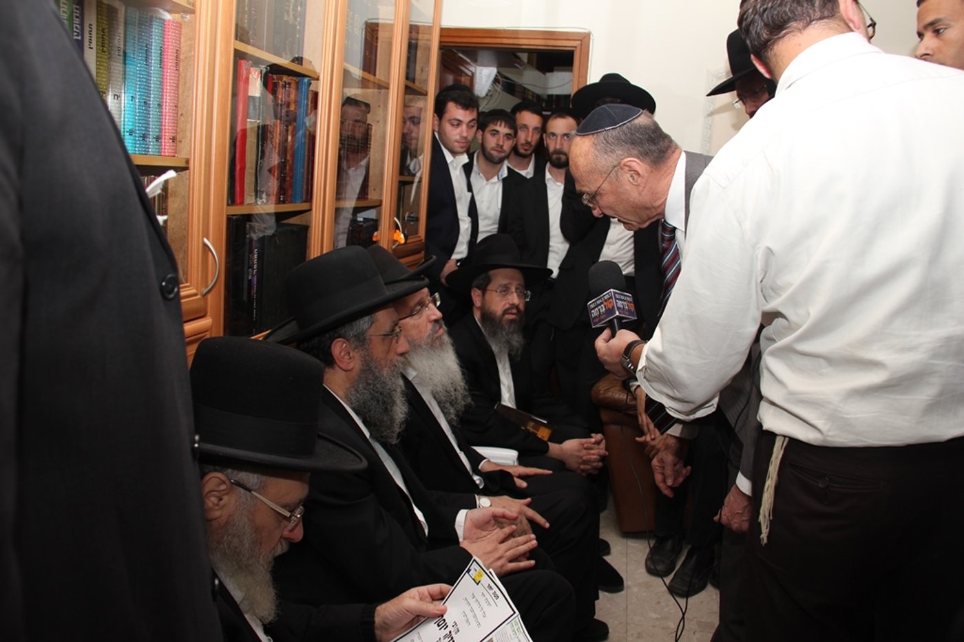 צפו: רבנים, אדמו"רים ואישי ציבור מנחמים בבית משפחת הרב עובדיה