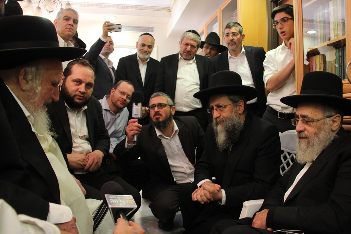 צפו: רבנים, אדמו"רים ואישי ציבור מנחמים בבית משפחת הרב עובדיה