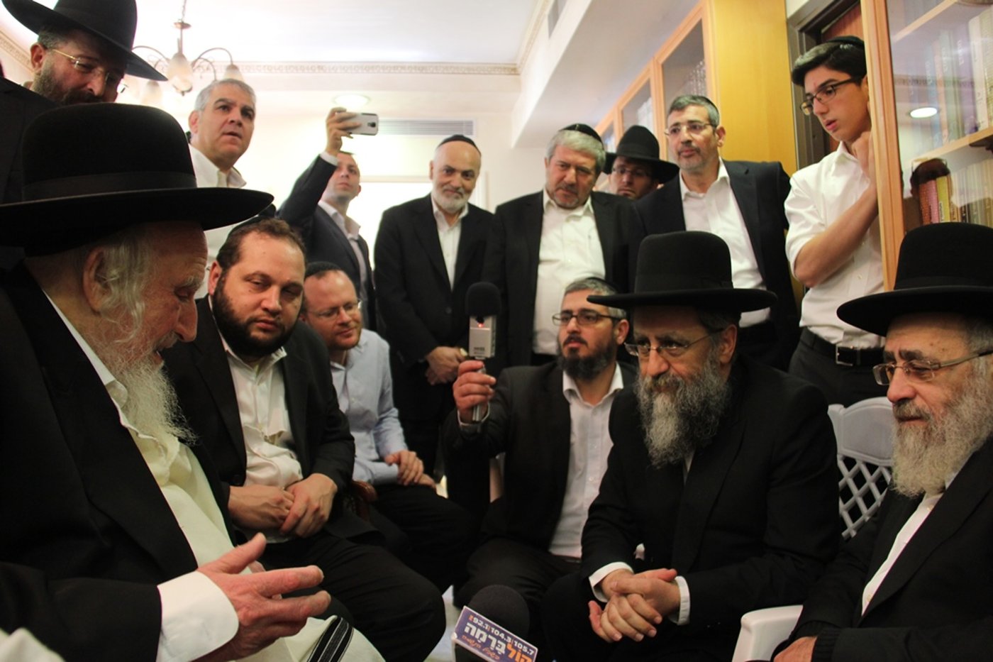 צפו: רבנים, אדמו"רים ואישי ציבור מנחמים בבית משפחת הרב עובדיה