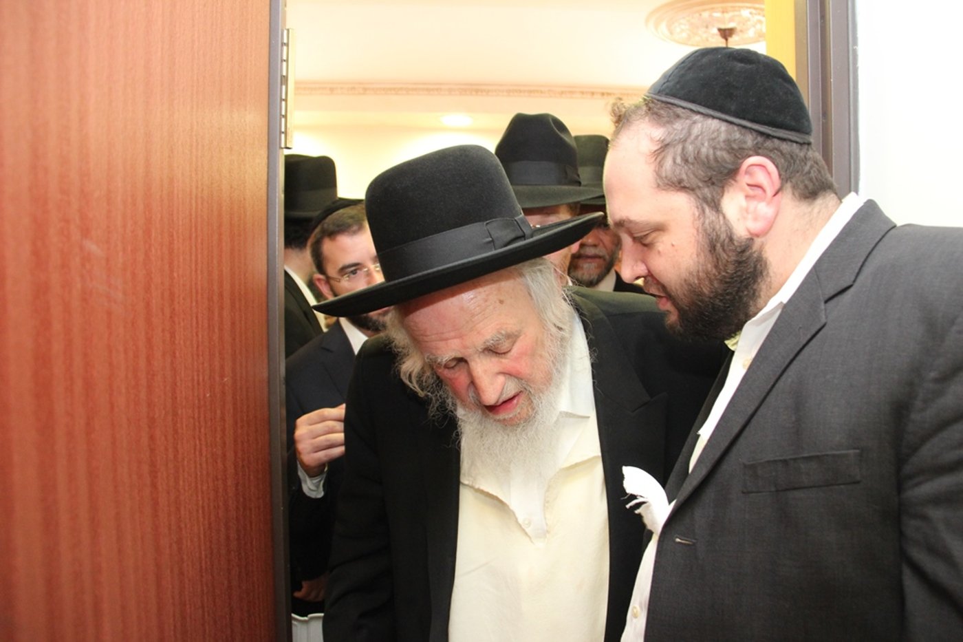 צפו: רבנים, אדמו"רים ואישי ציבור מנחמים בבית משפחת הרב עובדיה