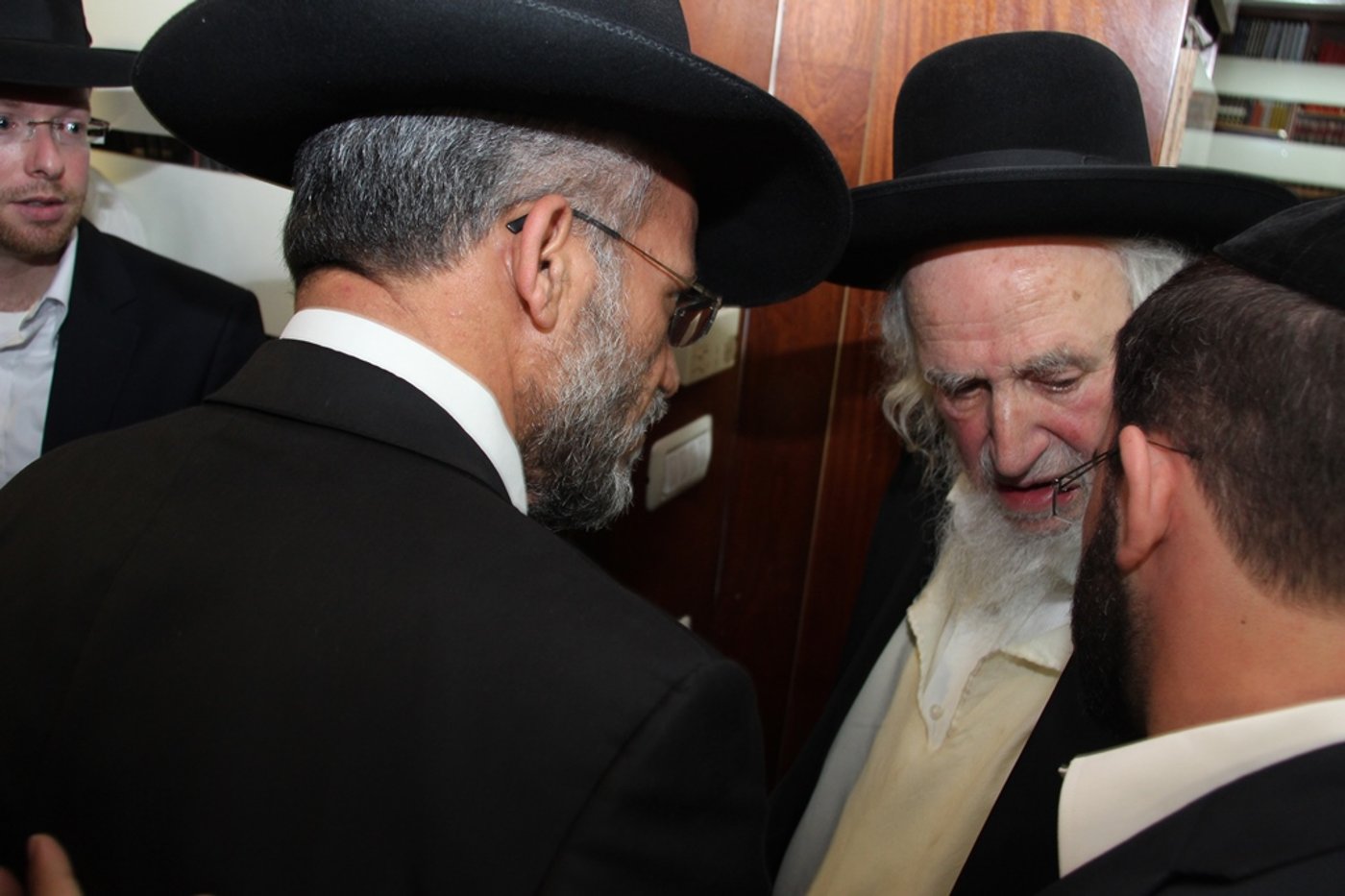 צפו: רבנים, אדמו"רים ואישי ציבור מנחמים בבית משפחת הרב עובדיה
