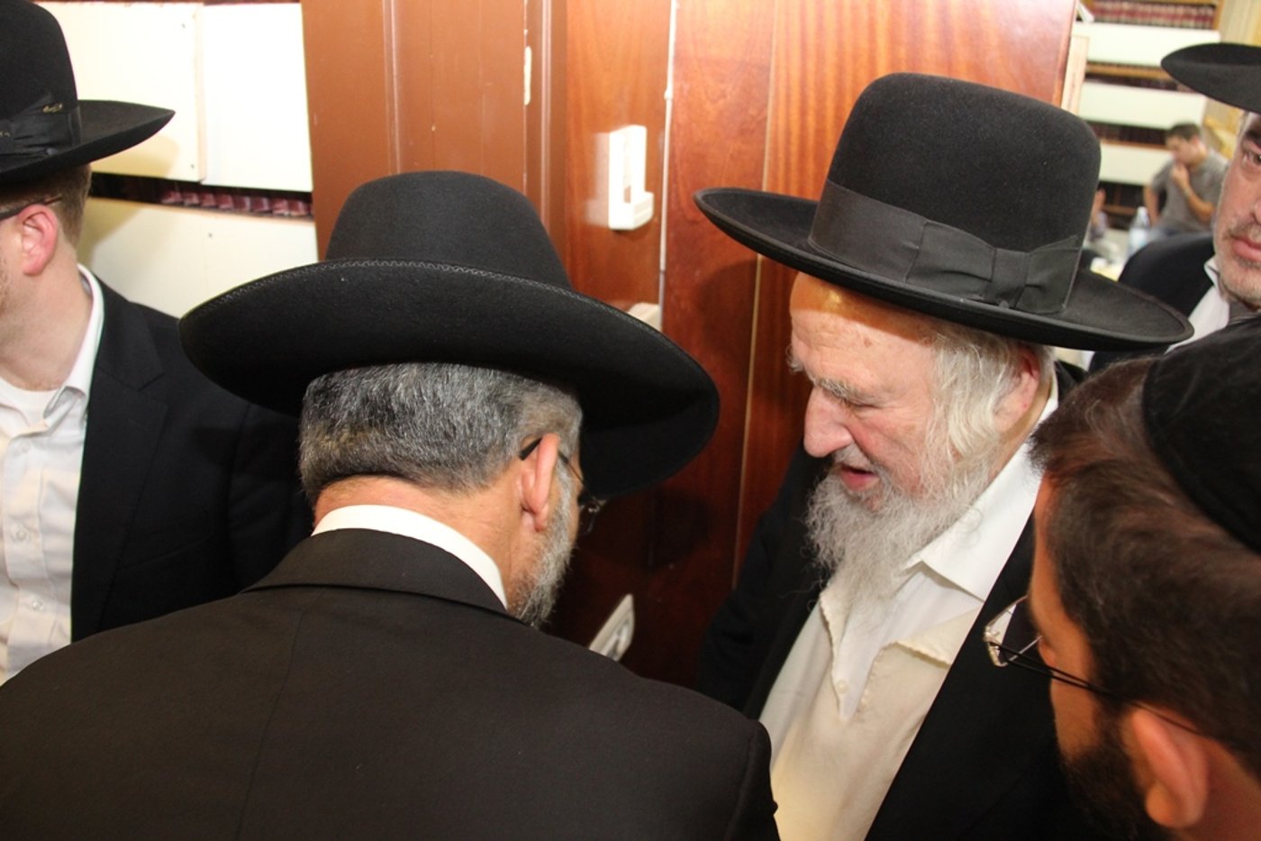 צפו: רבנים, אדמו"רים ואישי ציבור מנחמים בבית משפחת הרב עובדיה