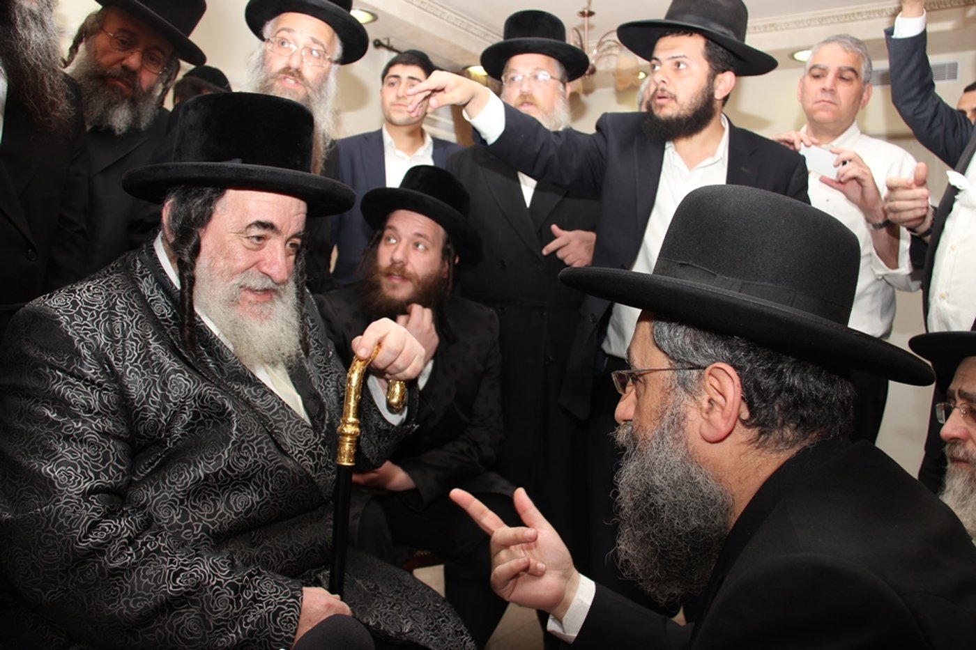 תיעוד בלעדי: האדמו"ר מויז'ניץ מנחם את בניו של מרן הגר"ע יוסף זצ"ל