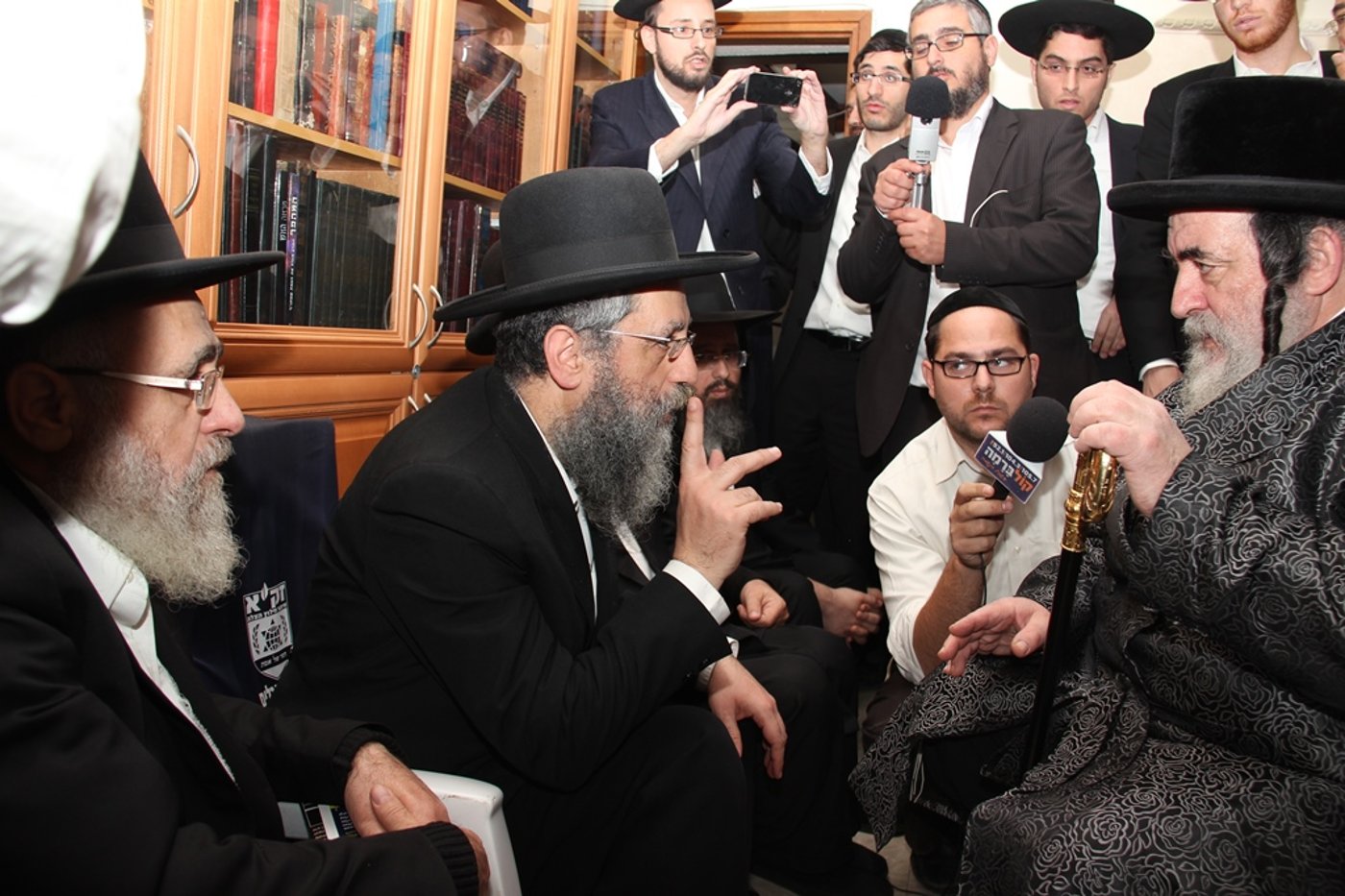 תיעוד בלעדי: האדמו"ר מויז'ניץ מנחם את בניו של מרן הגר"ע יוסף זצ"ל