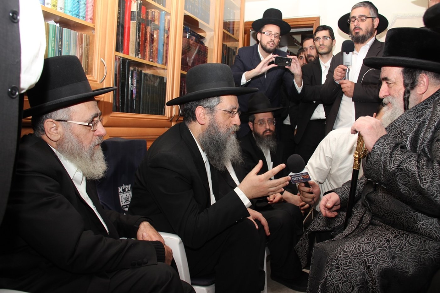 תיעוד בלעדי: האדמו"ר מויז'ניץ מנחם את בניו של מרן הגר"ע יוסף זצ"ל