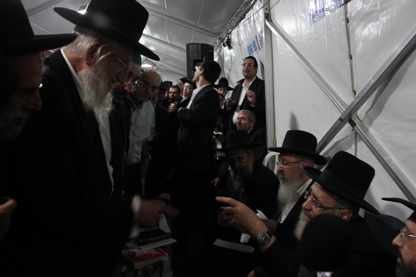 אלפי מנחמים, מאה תמונות • גלריה