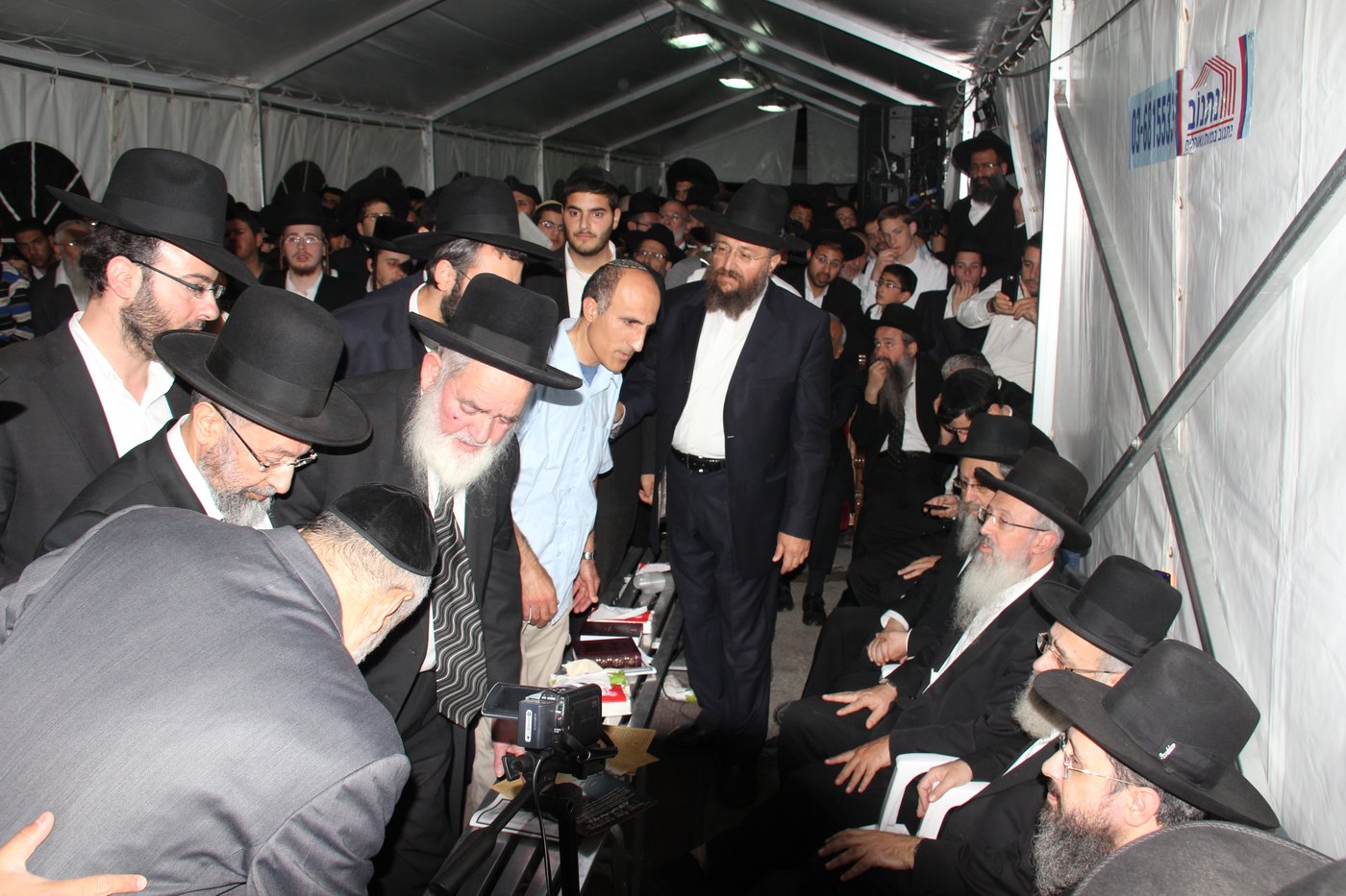 אלפי מנחמים, מאה תמונות • גלריה