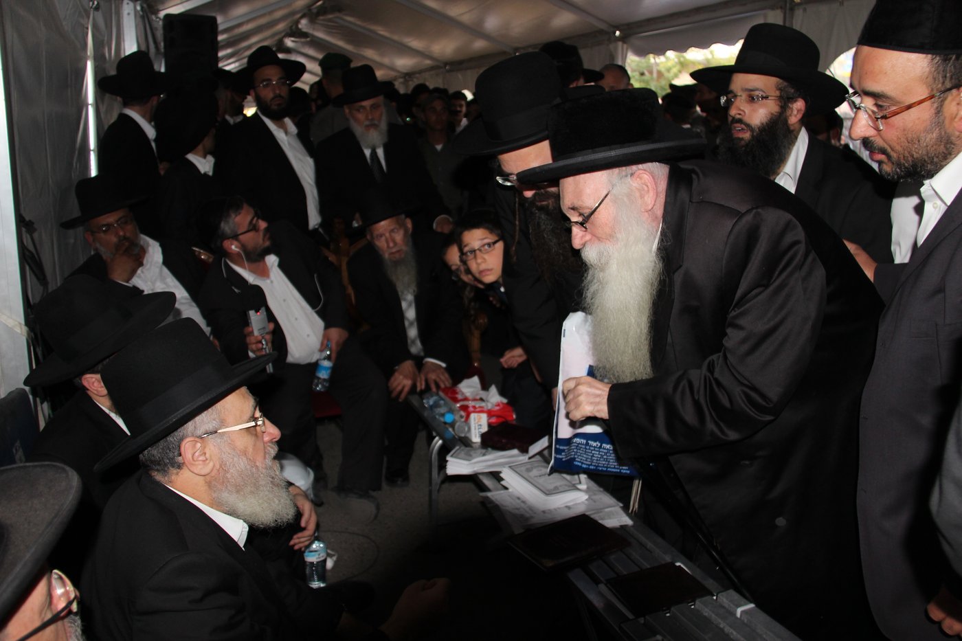 אלפי מנחמים, מאה תמונות • גלריה