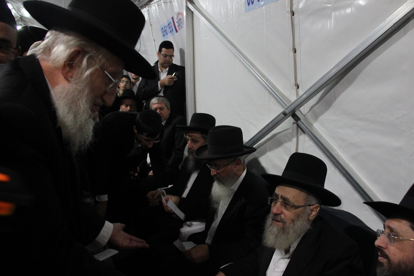 אלפי מנחמים, מאה תמונות • גלריה