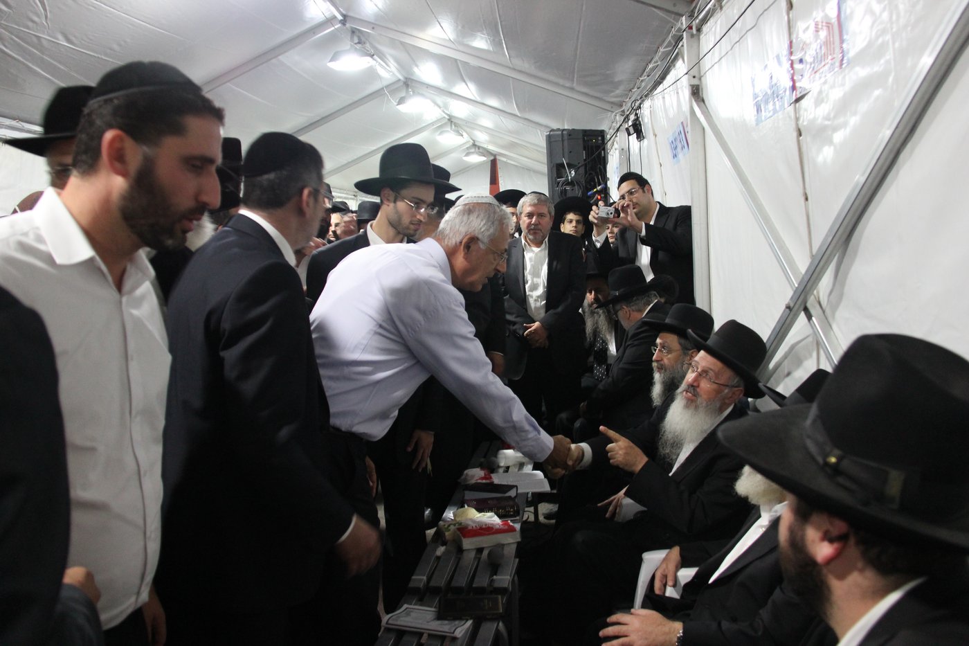 אלפי מנחמים, מאה תמונות • גלריה