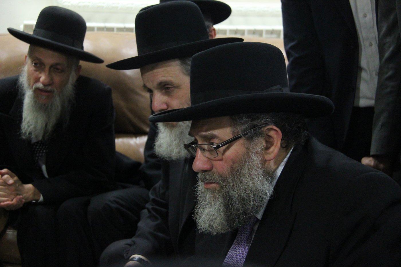 אלפי מנחמים, מאה תמונות • גלריה