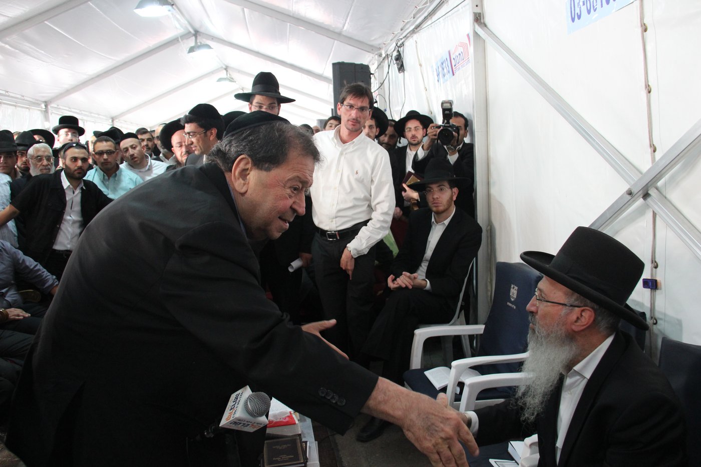 אלפי מנחמים, מאה תמונות • גלריה