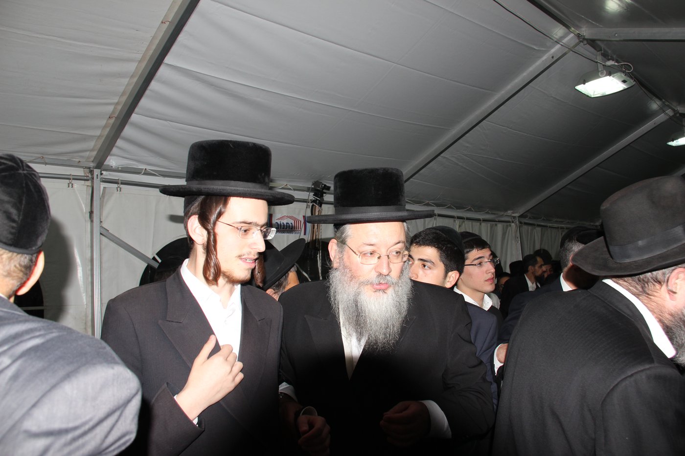 אלפי מנחמים, מאה תמונות • גלריה