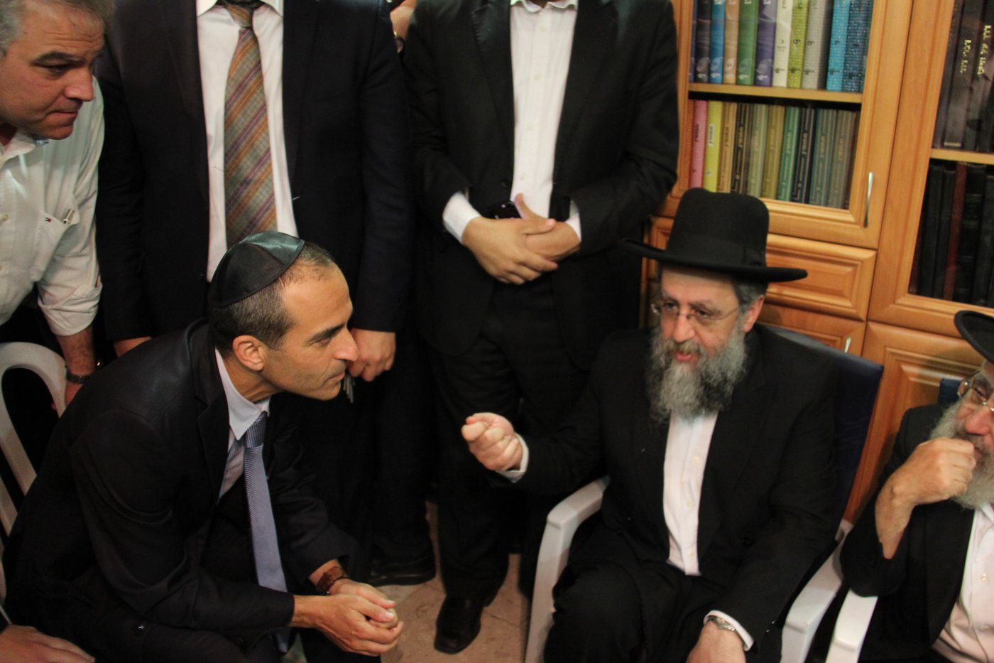 אלפי מנחמים, מאה תמונות • גלריה