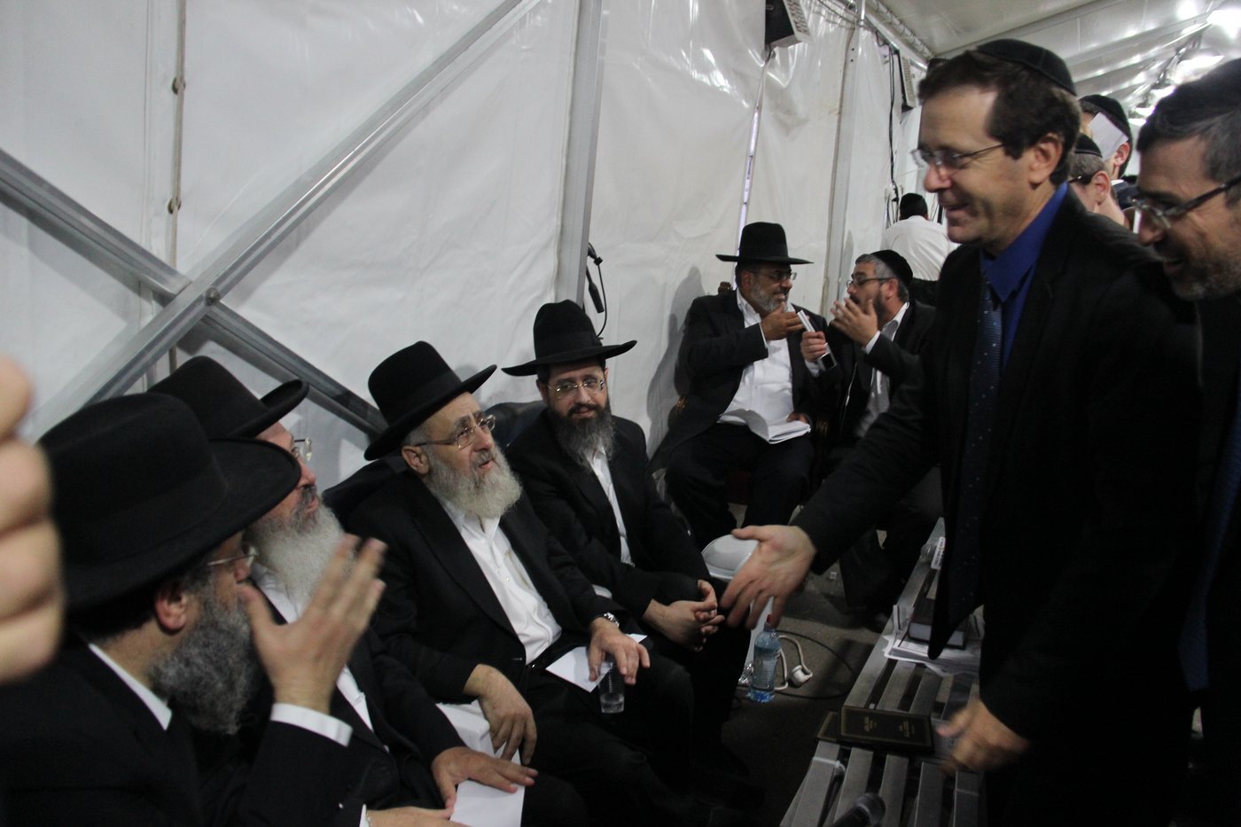 אלפי מנחמים, מאה תמונות • גלריה