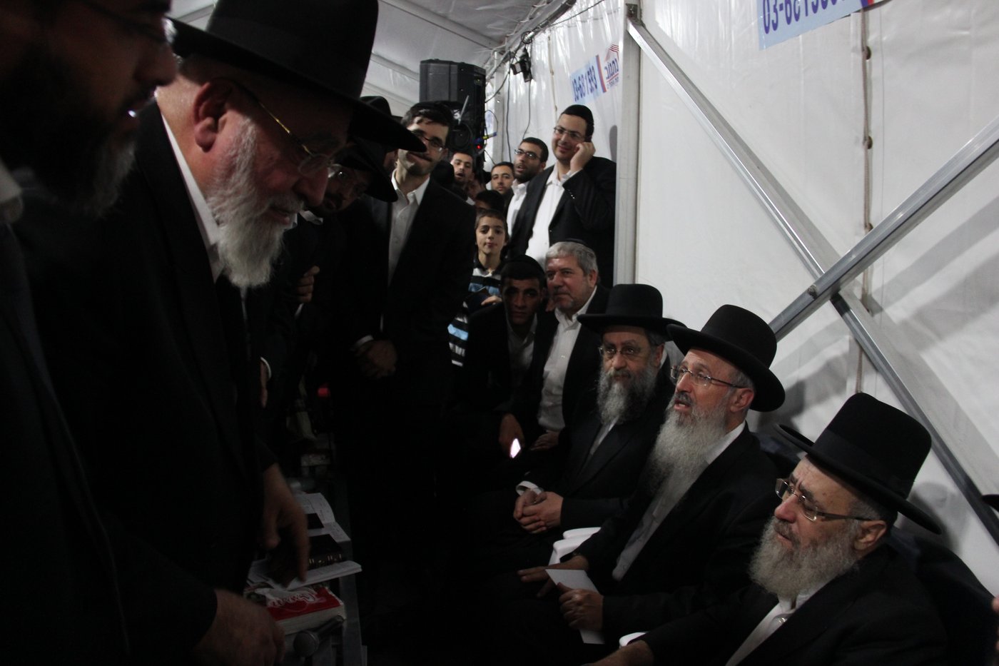 אלפי מנחמים, מאה תמונות • גלריה