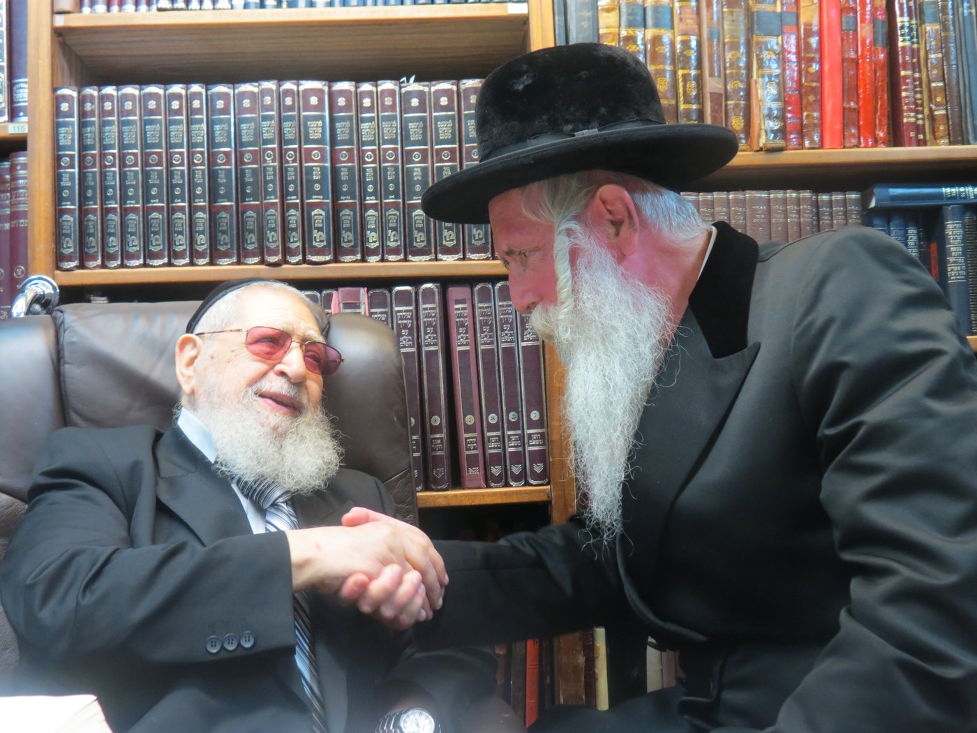תיעוד מרגש: אהבת מרן הרב עובדיה יוסף זצ"ל לרב יצחק דוד גרוסמן