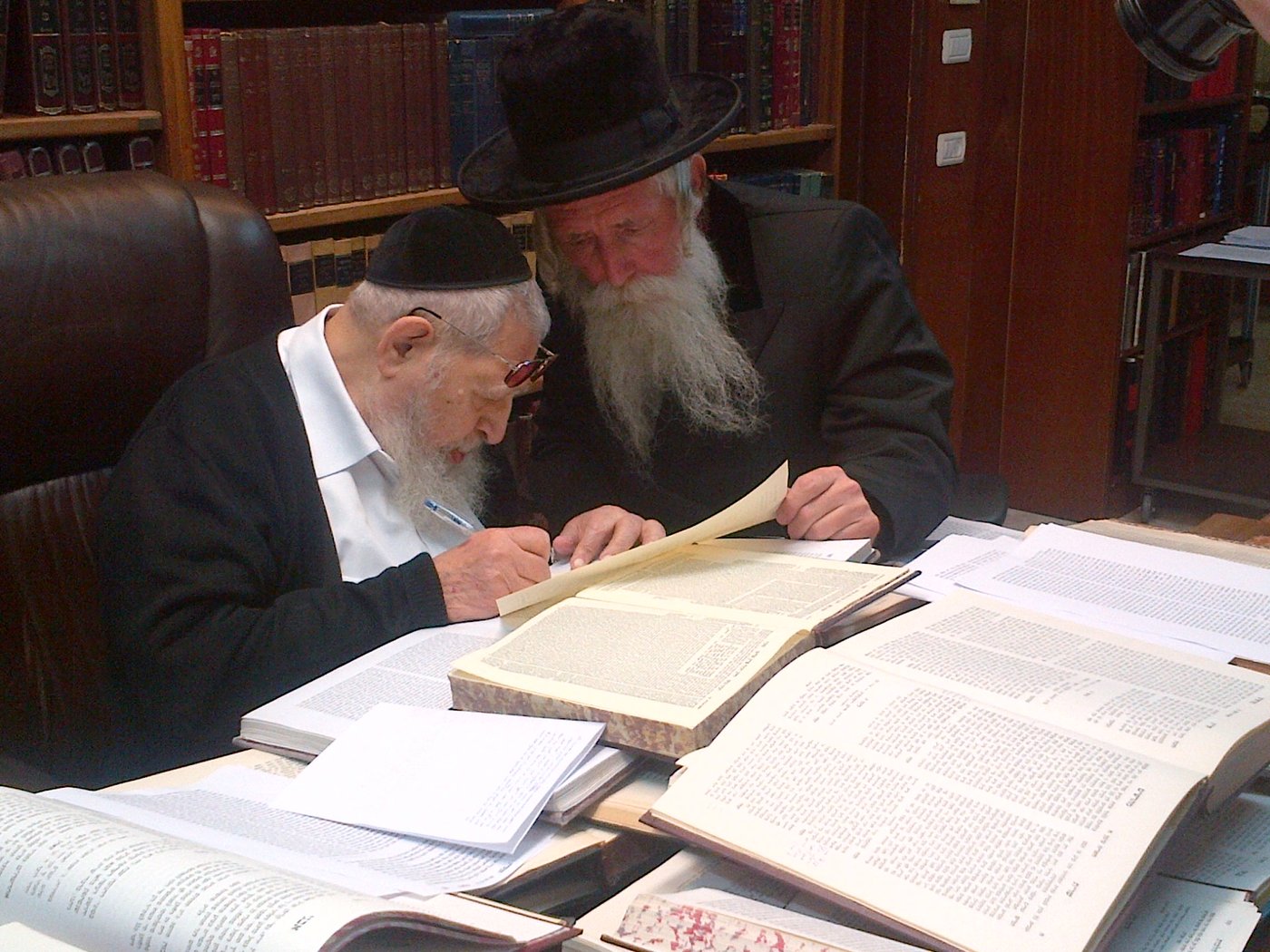 תיעוד מרגש: אהבת מרן הרב עובדיה יוסף זצ"ל לרב יצחק דוד גרוסמן