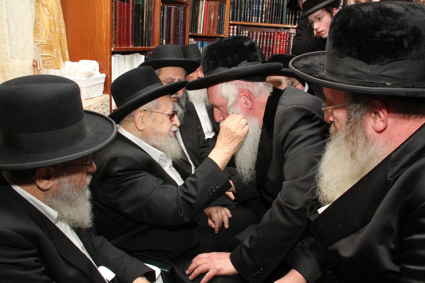 תיעוד מרגש: אהבת מרן הרב עובדיה יוסף זצ"ל לרב יצחק דוד גרוסמן