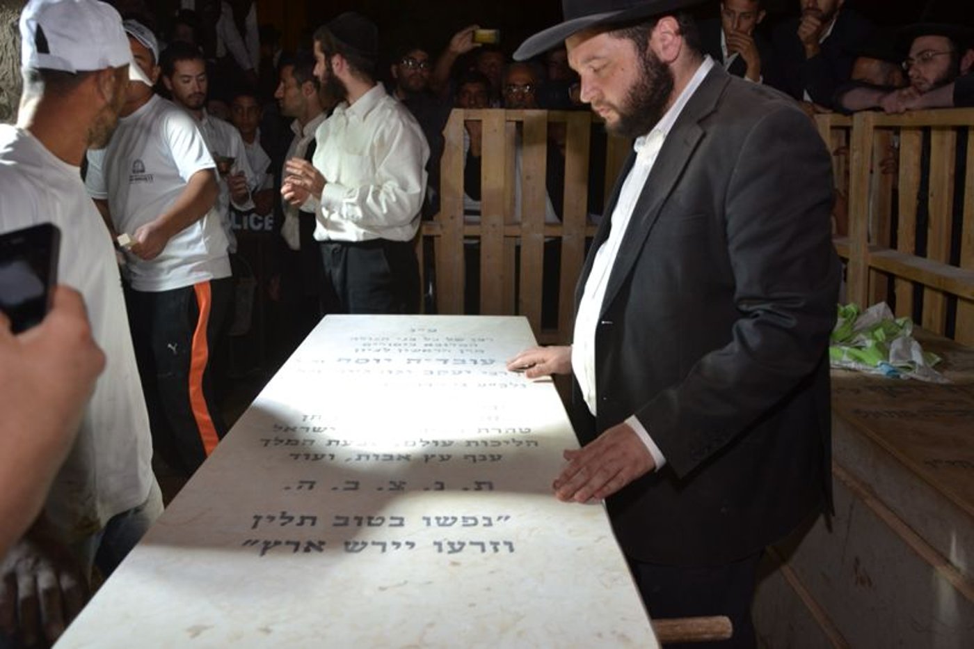 צפו: הקמת מצבה על קברו של מרן