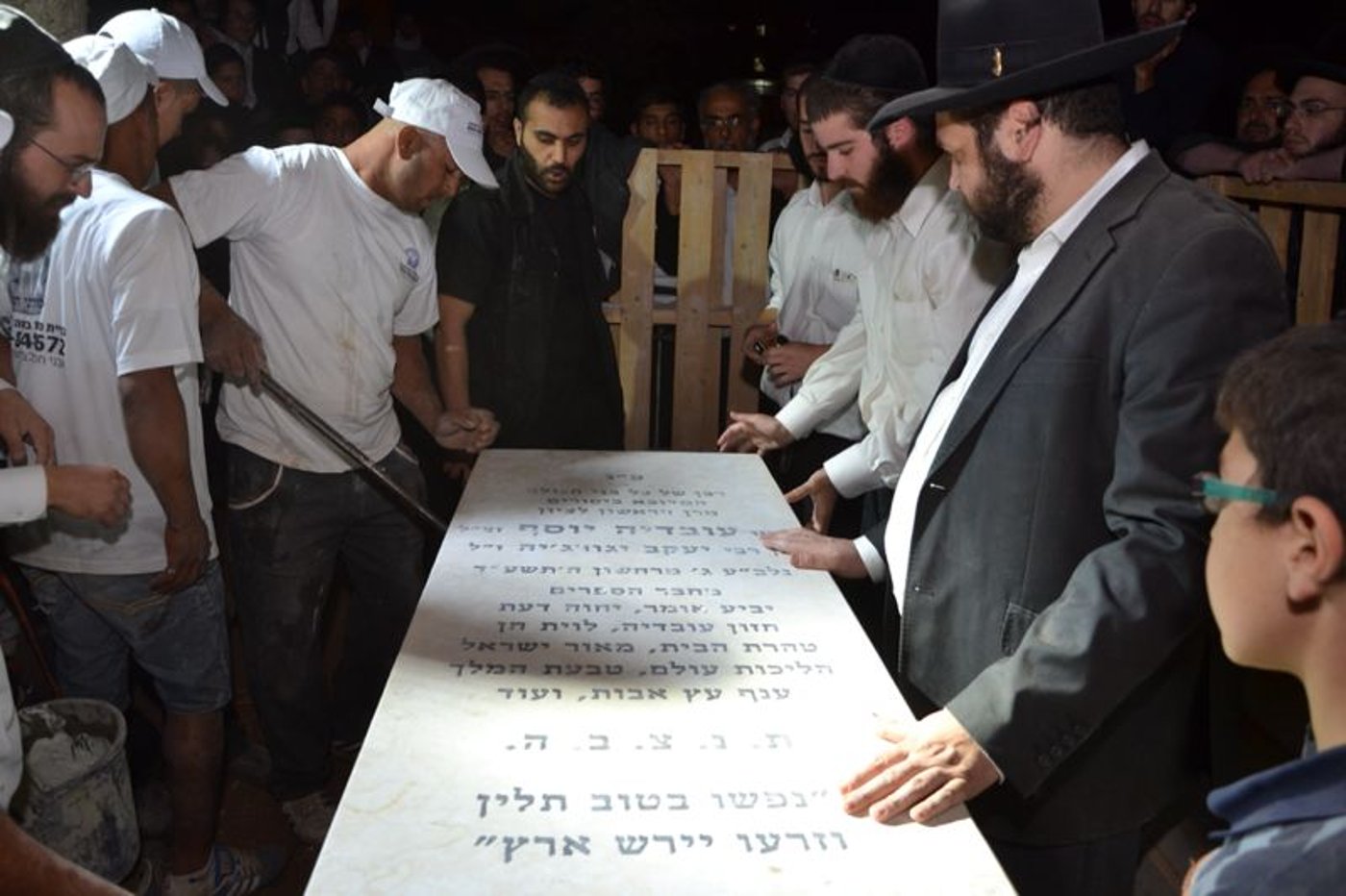 צפו: הקמת מצבה על קברו של מרן
